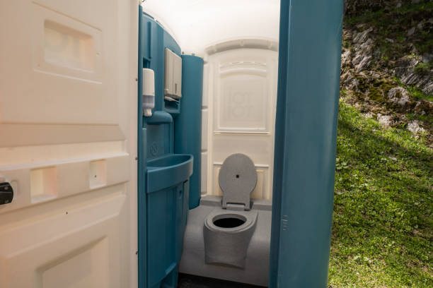 Best Portable restroom trailer rental  in Richland, MO